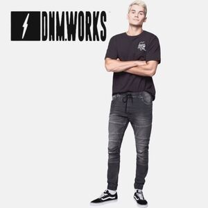 DNM.WRKS JACKSON - 5 Pocket Moto Pintuck Jogger - Dark Grey Wash